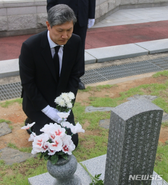 【광주=뉴시스】변재훈 기자 = 5·18 무력진압을 주도했던 노태우 전 대통령의 장남 재헌(53)씨가 지난 23일 오전 광주 북구 운정동 국립 5·18 민주묘지를 찾아 오월영령 앞에 사죄의 뜻을 밝히고 참배했다. 2019.08.26. (사진=국립 5·18민주묘지관리소 제공)   photo@newsis.com