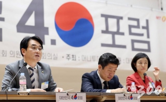 박용진 더불어민주당 의원이 21일 서울 여의도 국회 의원회관 대회의실에서 열린 머니투데이 주최 새로운 21대 국회를 위한 '대한민국4.0포럼' 종합토론에서 발언하고 있다.