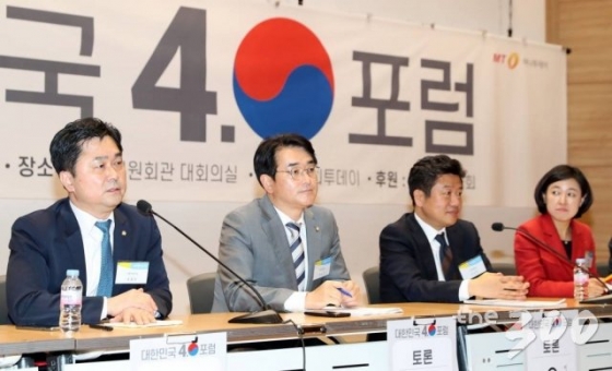 김종민 더불어민주당 의원이 21일 서울 여의도 국회 의원회관 대회의실에서 열린 머니투데이 주최 새로운 21대 국회를 위한 '대한민국4.0포럼' 종합토론에서 발언을 하고 있다.