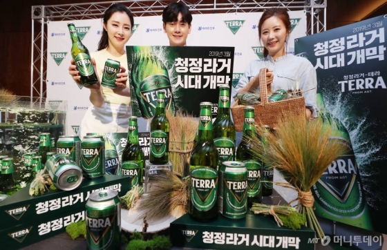 하이트진로가 13일 오전 서울 중구 웨스틴조선호텔에서 호주 청정지역 골든트라이앵글 지역의 맥아를 100% 사용한 맥주 신제품 '테라(TERRA)'를 선보이고 있다. /사진=김휘선 기자