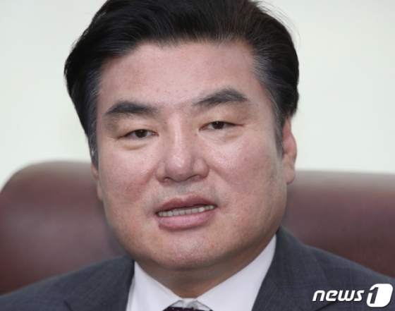 (서울=뉴스1) 신웅수 기자 = 원유철 미래한국당 대표가 22일 오전 서울 여의도 국회 의원회관에서 열린 최고위원회의를 마친 후 브리핑을 하고 있다. 미래한국당은 오는 26일로 예정된 전당대회를 취소하고 29일까지 미래통합당과의 합당을 결의하기로 확정했다. 2020.5.22/뉴스1