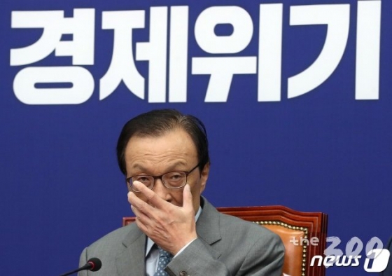 (서울=뉴스1) 박세연 기자 = 이해찬 더불어민주당 대표가 22일 오전 서울 여의도 국회에서 열린 최고위원회의에서 모두발언을 마치고 안경을 고쳐쓰고 있다. 이 대표는 모두발언에서 '꼼수정당 미래한국당과는 어떠한 협상도 하지 않을 것'이라고 밝혔다. 2020.5.22/뉴스1