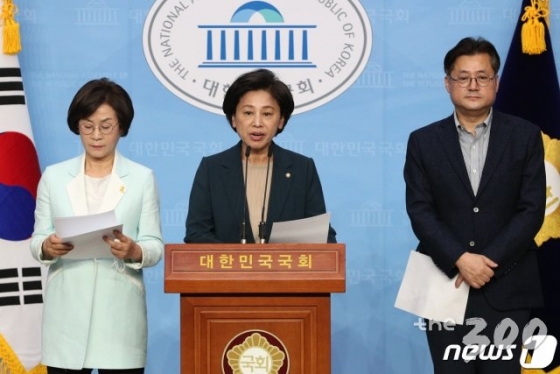 (서울=뉴스1) 성동훈 기자 = 14일 서울 여의도 국회 소통관에서 열린 현안 관련 기자회견에서 남인순 더불어민주당 의원이 발언을 하고 있다. 이날 기자회견에 참석한 더불어민주당 남인순, 김상희, 홍익표 의원은 성명서를 내고 최근 불거진 정의기억연대 논란은 이용수 할머니의 기자회견을 빌미로 친일, 반평화 세력이 역사의 진실을 바로 세우려는 운동을 폄하하려는 부당한 공세라고 밝혔다. 2020.5.14/뉴스1