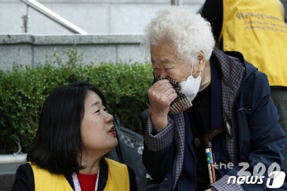(서울=뉴스1) 안은나 기자 = 2일 오후 서울 종로구 구 일본대사관 앞에서 열린 제1407차 일본군 성노예제 문제해결을 위한 정기 수요시위에서 일본군 위안부 피해자 이옥선 할머니가 윤미향 정의기억연대 대표와 대화하고 있다. 2019.10.2/뉴스1