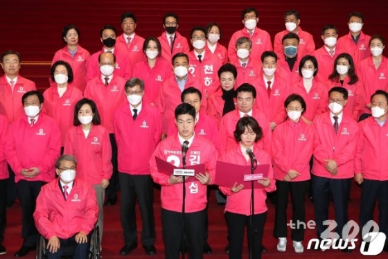 (서울=뉴스1) 임세영 기자 = 김재섭 미래통합당 도봉구갑 후보와 이영 미래한국당 비례대표 후보가 4월1일 오후 서울 여의도 국회 로텐더홀 계단앞에서 열린 미래통합당·미래한국당 ‘나라살리기’, ‘경제살리기’ 공동선언식에서 공동선언문을 낭독하고 있다. 2020.4.1/뉴스1
