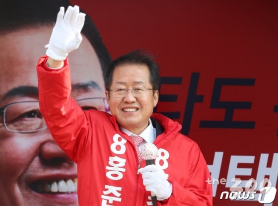 (대구=뉴스1) 공정식 기자 = 제21대 국회의원선거 대구 수성을에 무소속으로 출마해 당선된 홍준표 당선인이 4월16일 오후 유세차를 타고 대구 수성구 두산오거리에서 시민들을 향해 손을 흔들며 당선 인사를 하고 있다. 2020.4.16/뉴스1