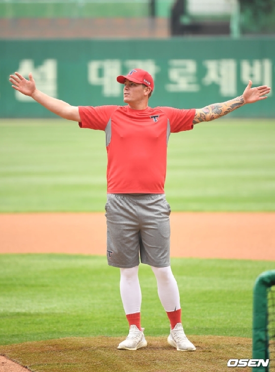 22일 SK전을 앞두고 인천SK행복드림구장 마운드에 미리 올라선 브룩스.
