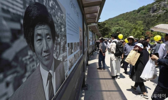 故노무현 전 대통령 서거 10주기를 맞은 23일 경남 김해시 노무현대통령묘역 일대를 찾은 시민들이 노 전 대통령의 사진이 전시된 게시판을 관람하고 있다. / 사진=김휘선 기자 hwijpg@