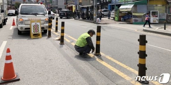 전주 반월동 스쿨존 2세 아동 사망사고 현장. 중앙분리대가 없던 불법유턴 지점에 사고 뒤 중앙분리대가 설치되고 있다. /사진=뉴스1