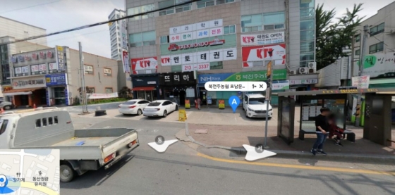전주 반월동 스쿨존 사망사고 현장. 북전주농협 호남문지점 소재 상가 앞 도로와 이어지는 입구가 사고지점이다. 보행자용 보도와 차량이 지나는 상가입구 도로가 만나는 지점이다. 바로 옆에 버스정류장이 있다./사진=카카오맵 캡쳐