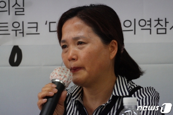 김미숙 김용균재단 이사장이 '구의역참사 4주기 추모위원회'와 '중대재해기업처벌법 제정 운동본부(준)'가 23일 연 기자회견에서 발언하면서 눈물을 흘리고 있다. © 뉴스1 황덕현 기자