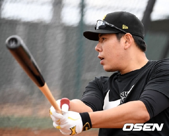 지난 2월 KT 위즈 스프링캠프지에서 함께 훈련할 당시 강정호.<br>
<br>
