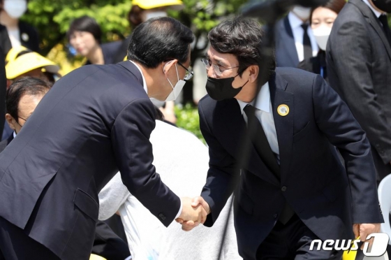노무현 전 대통령 서거 11주기 추도식이 엄수된 23일 오전 경남 김해시 진영읍 봉하마을 노 전 대통령 추도식에서 주호영 미래통합당 원내대표와 유시민 노무현재단 이사장이 인사를 나누고 있다/사진=뉴스1