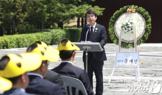 (김해=뉴스1) 여주연 기자 = 노무현 전 대통령 서거 11주기 추도식이 엄수된 23일 오전 경남 김해시 진영읍 봉하마을 노 전 대통령 추도식에서 유시민 노무현재단 이사장이 인사말을 하고 있다. 2020.5.23/뉴스1