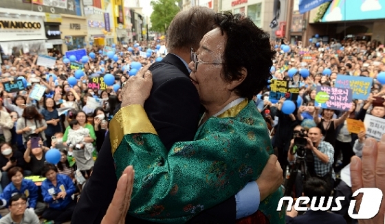 문재인 대통령(당시 더불어민주당 대선후보)이 지난 2017년 대구 중구 동성로 대구백화점 앞 광장에서 열렸던 유세현장에서 이용수 할머니와 포옹을 하고 있다. © News1 허경 기자