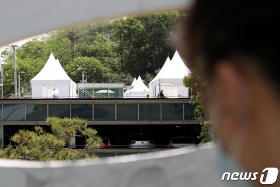 지난 20일 오전 서울 강남구 삼성서울병원 야외주차장 옥상에 마련된 코로나19 검사소에서 의료진이 분주히 움직이는 모습./사진=뉴스1