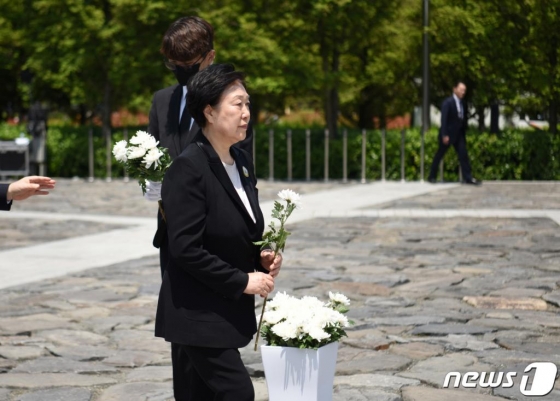 한명숙 전 국무총리가 23일 오전 경남 김해시 봉하마을에서 열린 고(故) 노무현 전 대통령 서거 11주기 추도식에서 헌화하고 있다. (노무현재단 제공)