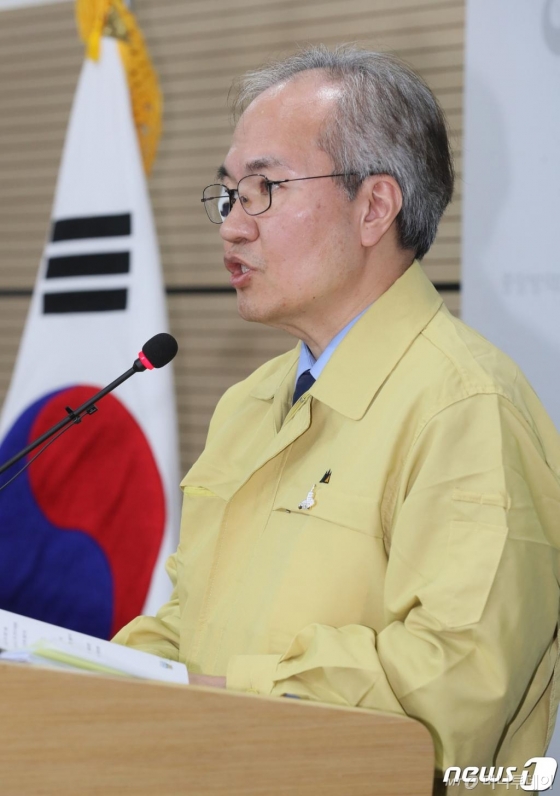 (세종=뉴스1) 장수영 기자 = 국내에서 신종 코로나바이러스 감염증(코로나19) 확진자가 발생한지 100일째인 28일 충북 청주시 오송읍 질병관리본부에서 브리핑실에서 권준욱 중앙방역대책본부 부본부장이 코로나19 국내 발생현황을 브리핑하고 있다. 2020.04.28/뉴스1