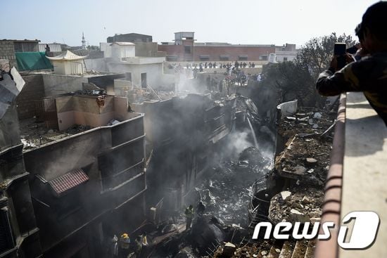 파키스탄 남부 도시 카라치 여객기 추락사고 현장. © AFP=뉴스1