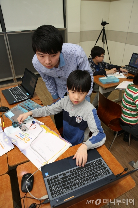 씨엠에스에듀가 진행하는 ICT 사고력 프로그램 'ICT ConFUS'의 수업 모습. / 사진제공=씨엠에스에듀
