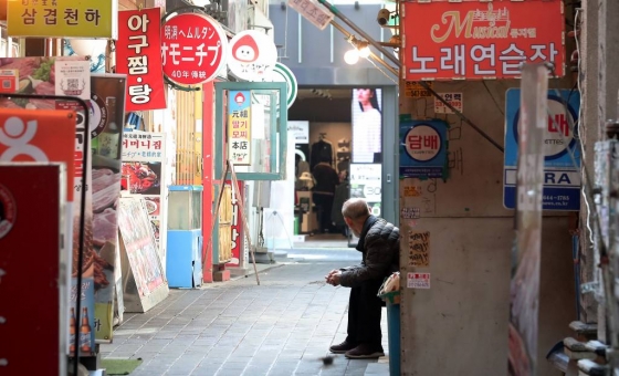 코로나19 영향으로 경기 침체 우려가 계속되고 있는 3월 31일 오후 서울 중구 명동의 한 상인이 손님을 기다리고 있다. /사진=김창현 기자 chmt@