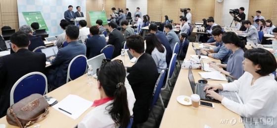 셀트리온 서정진 회장과 박남춘 인천광역시장이 2019년 5월 16일 오전 인천시청에서 열린 '셀트리온그룹 비전 2030 발표' 기자간담회에서 취재진 질의에 답하고 있다. / 사진=김창현 기자 chmt@