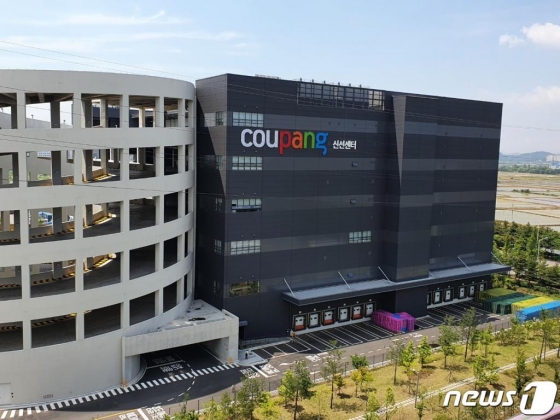 신종 코로나바이러스 감염증(코로나19) 확진자가 나온 경기 부천 오정동 쿠팡 신선물류센터에 27일 오후 적막이 흐르고 있다. 쿠팡 측은 "고객과 직원의 안전이 완벽히 확보될 때까지 센터 운영을 중단한다"면서 안내를 붙여둔 상태다./사진=뉴스1