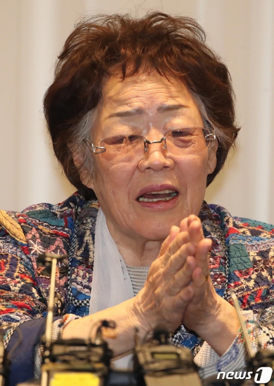 일본군 위안부 피해자 이용수 할머니가 지난 25일 오후 대구 수성구 만촌동 인터불고 호텔에서 기자회견을 하고 있다.