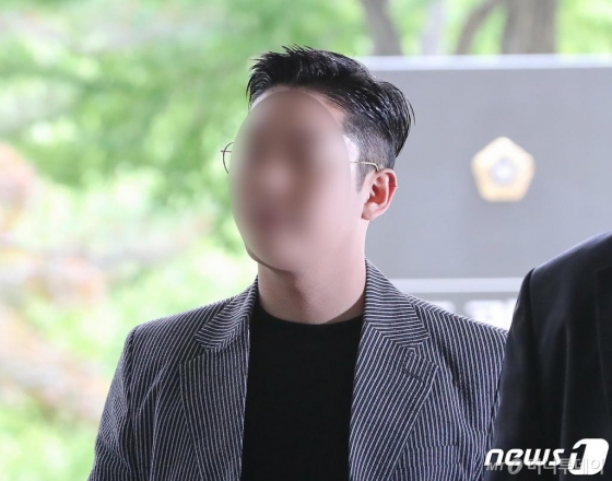 가수 겸 배우 구하라의 전 남자친구 최종범이 30일 오후 서울 서초구 서울중앙지방법원에서 열린 상해 등 공판기일에 출석하고 있다. 최씨는 항소심에서 빈곤을 이유로 국선변호를 청구했지만 재판부는 기각결정을 내렸다. 2019.5.30/뉴스1