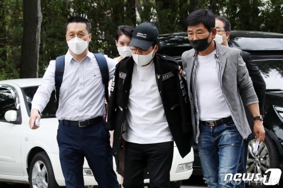 '그림 대작'과 관련해 사기 혐의로 기소된 가수 조영남이 28일 서울 서초구 대법원에서 열린 그림대작 사건 공개변론에 참석하기 위해 발걸음을 옮기고 있다. 이날 대법원은 가수 조영남이 대작(代作)인 것을 알리지 않고 다른사람에게 그림을 판매한 것이 사기에 해당하는지 여부를 두고 판단을 내리기 위해 공개변론을 진행했다. 2020.5.28/뉴스1