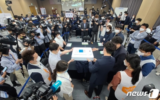 28일 경기도 과천 중앙선거관리위원회에서 4·15 총선 부정선거 주장에 대한 의혹을 해소하기 위해 관계자들이 사전투표 및 개표 공개 시연을 하고 있다/사진=뉴스1