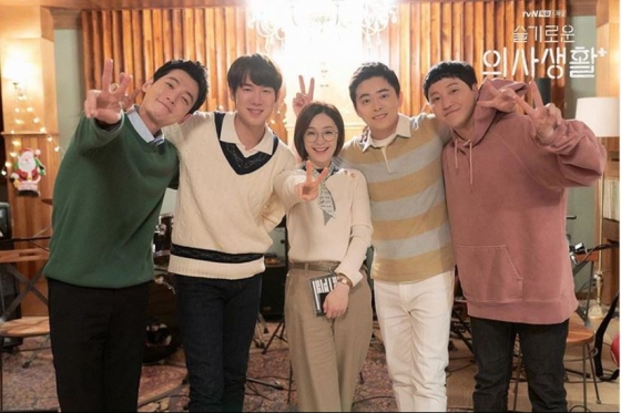 tvN '슬기로운 의사생활' 주연 배우들. 왼쪽부터 정경호(김준완 역), 유연석(안정원 역), 전미도(채송화 역), 조정석(이익준 역), 김대명(양석형 역). /사진='슬기로운 의사생활' 공식인스타그램