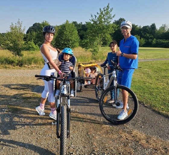 가족들과 함께 자전거 타는 호날두(오른쪽). /사진=호날두 SNS