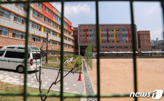 [사진] 적막함이 감도는 인천 백석초등학교
