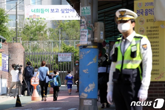 오늘 전국 98곳서 경찰 시험…응시자 5만명 '마스크 필수' - 머니투데이 오늘 전국 98곳서 경찰 시험…응시자 5만명 '마스크 필수' - 머니투데이