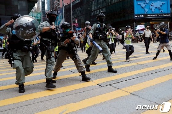 27일 홍콩 경찰이 센트럴 거리에서 국가법 통과에 반대하는 시위자들을 진압하고 있다. &copy; 로이터=뉴스1