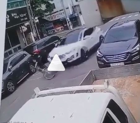 지난 25일 경북 경주의 한 초등학교 어린이보호구역에서 SUV 차량이 자전거를 탄 초등학생을 도로를 역주행까지 하며 들이받는 사고가 발생했다. /사진=온라인 커뮤니티 캡처