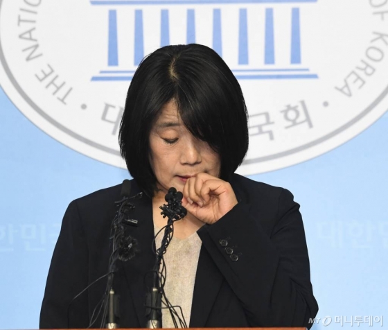 정의기억연대 회계 부정 의혹이 불거진 윤미향 더불어민주당 당선인이 29일 오후 서울 여의도 국회 소통관에서 해명 기자회견을 하고 있다. / 사진=이기범 기자 leekb@