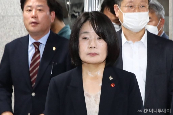 정의기억연대 회계 부정 의혹이 불거진 윤미향 더불어민주당 당선인이 29일 오후 서울 여의도 국회 소통관에서 해명 기자회견을 마친 뒤 건물을 나서고 있다. / 사진=이기범 기자 leekb@