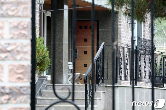 25일 이용수 할머니가 기자회견 중 언급한 정의기억연대가 운영했던 경기도 안성시 금광면 소재 쉼터 '평화와 치유가 만나는 집'이 굳게 닫혀있다. 2020.5.25/뉴스1