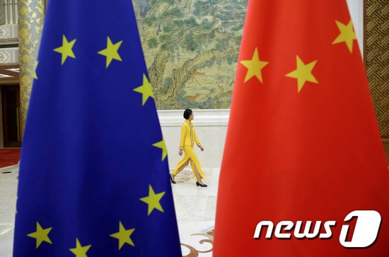 EU기와 중국의 오성홍기. &copy; 로이터=뉴스1
