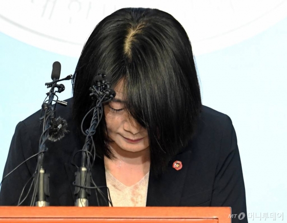 정의기억연대 회계 부정 의혹이 불거진 윤미향 더불어민주당 당선인이 29일 오후 서울 여의도 국회 소통관에서 해명 기자회견을 마친 뒤 인사하고 있다. / 사진=이기범 기자 leekb@