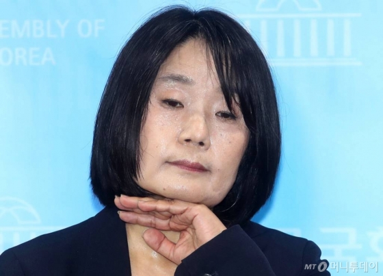 정의기억연대 회계 부정 의혹이 불거진 윤미향 더불어민주당 당선인이 29일 오후 서울 여의도 국회 소통관에서 해명 기자회견을 마친 뒤 취재진 질문에 답하고 있다. / 사진=이기범 기자 leekb@