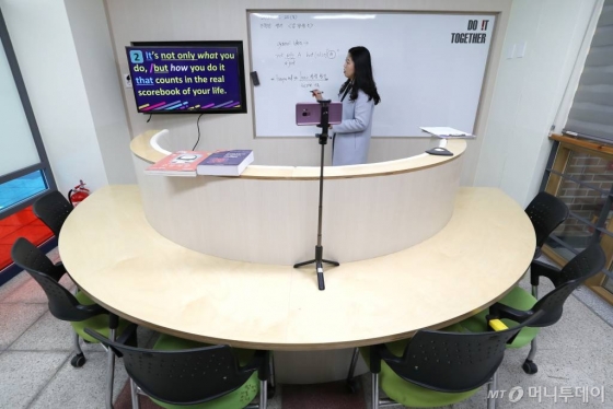 2일 인천 서구 초은고등학교에서 선생님이 코로나19 대응 수업 영상을 녹화하고 있다. / 사진=이기범 기자 leekb@