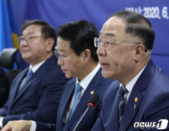 (서울=뉴스1) 신웅수 기자 = 홍남기 경제부총리 겸 기획재정부 장관이 1일 오전 서울 여의도 국회 의원회관에서 열린 2020 하반기 경제정책방향 및 3차 추경 당정협의에서 모두발언을 하고 있다. 2020.6.1/뉴스1