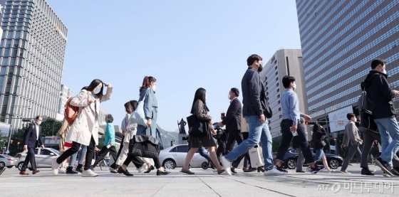 서울 종로구 세종로 네거리에서 시민들이 출근하고 있다. / 사진=김휘선 기자 hwijpg@