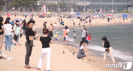 안전 개장을 하루 앞둔 지난달 31일 오후 부산 해운대해수욕장을 찾은 관광객들이 물놀이를 즐기고 있다. 안전개장은 관광안내소~이벤트 광장 앞바다 300m 구간을 물놀이 구간으로 지정하고 안전관리 요원을 배치한다. /사진=뉴스1