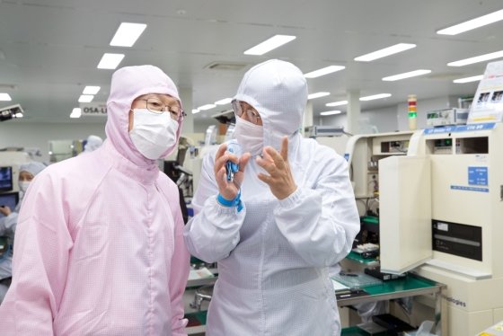 최기영 과학기술정보통신부 장관(사진 왼쪽)/자료사진=과기정통부