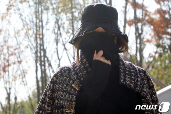 황하나씨(32)가 지난해 11월 경기도 수원시 영통구 수원지방법원에서 열린 항소심 선고 공판에서 집행유예를 선고받은 후 법원을 나서고 있다. 2019.11.8/뉴스1 © News1 조태형 기자