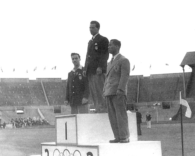 1948³â ·±´ø ¿Ã¸²ÇÈ¿¡¼ ´ëÇѹα¹ ÃÖÃÊ ¿Ã¸²ÇÈ ¸Þ´ÞÀ» ȹµæÇÑ ±è¼ºÁý ¼±¼ö(¿À¸¥ÂÊ). ¿ªµµ¿¡¼ µ¿¸Þ´ÞÀ» ¶¤´Ù. /»çÁø=´ëÇÑüÀ°È¸